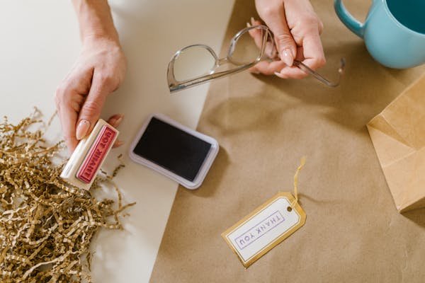 Tampographie sur plastique : coût, avantages et conseils pratiques